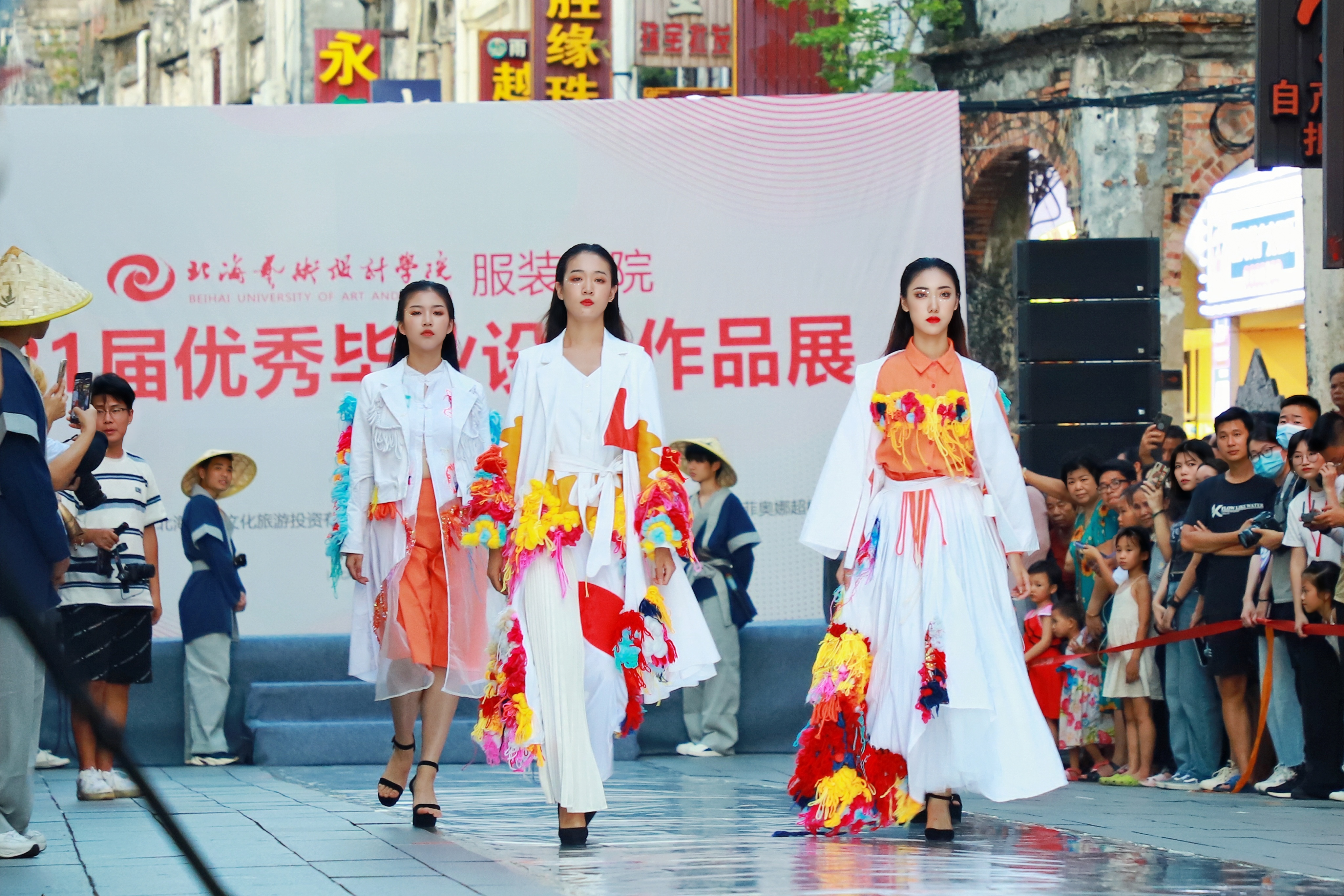 學(xué)生在北海老街進(jìn)行優(yōu)秀畢業(yè)作品展走秀。北海藝術(shù)設(shè)計(jì)學(xué)院供圖.jpg