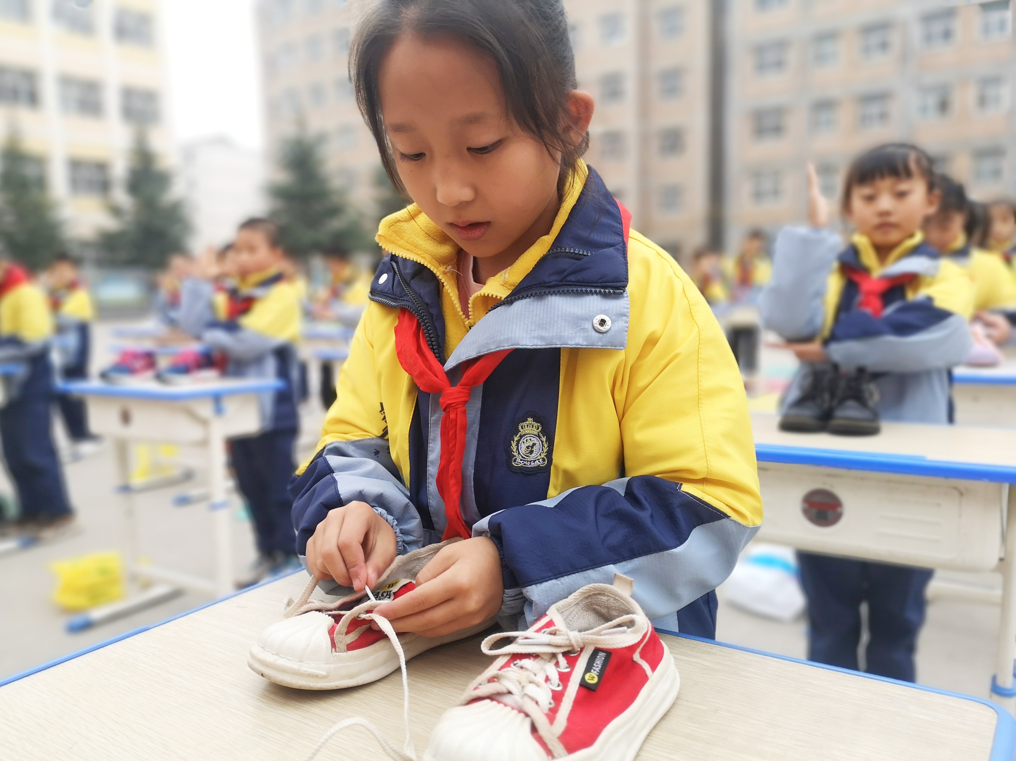 2022年11月8日，甘肅省華亭市實驗小學(xué)學(xué)生在勞動教育技能展示活動中比賽系鞋帶。.jpeg