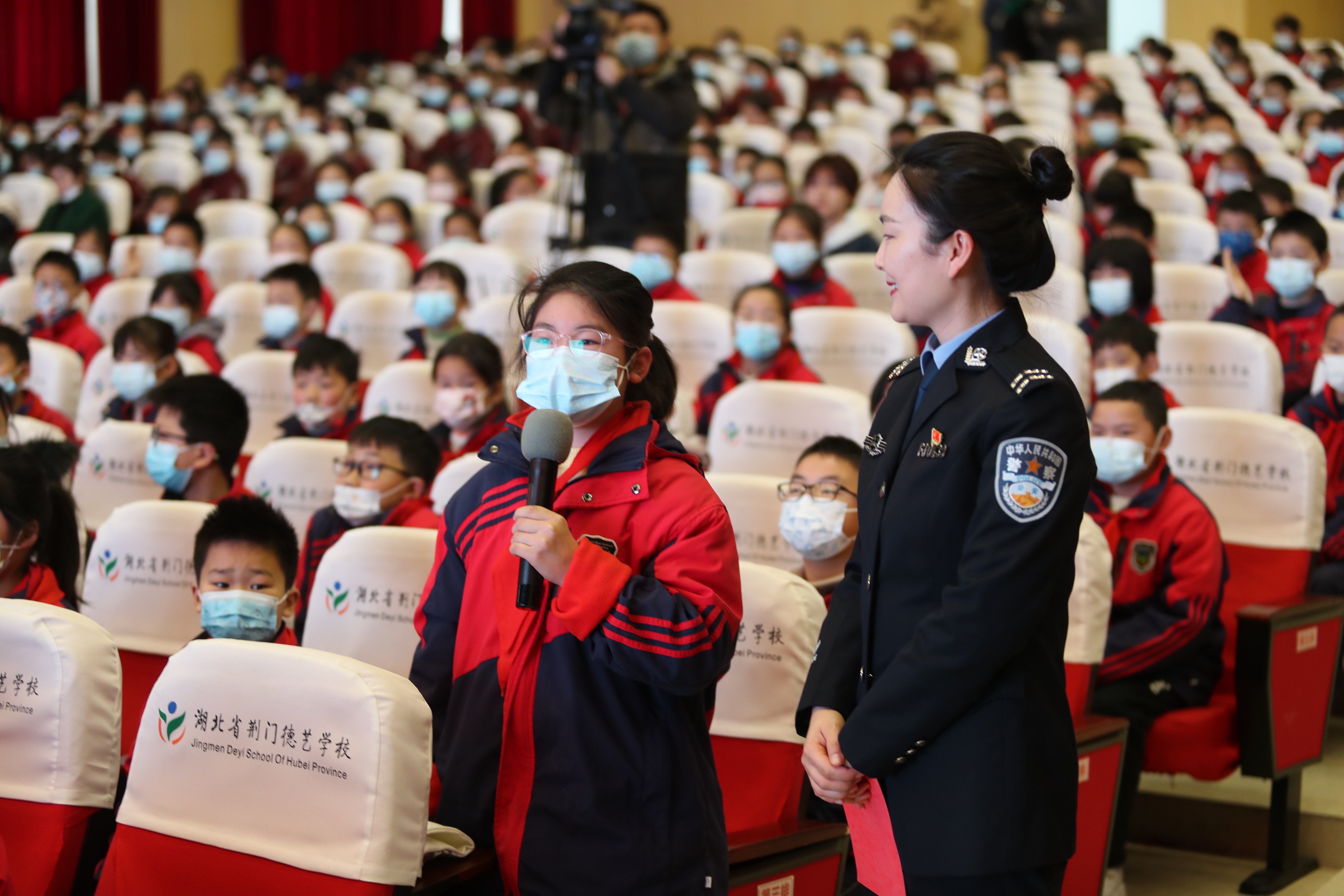 荊門市教育局組織交警講解員現(xiàn)場與學(xué)生互動3  攝影 陳軍 談媛媛.jpg