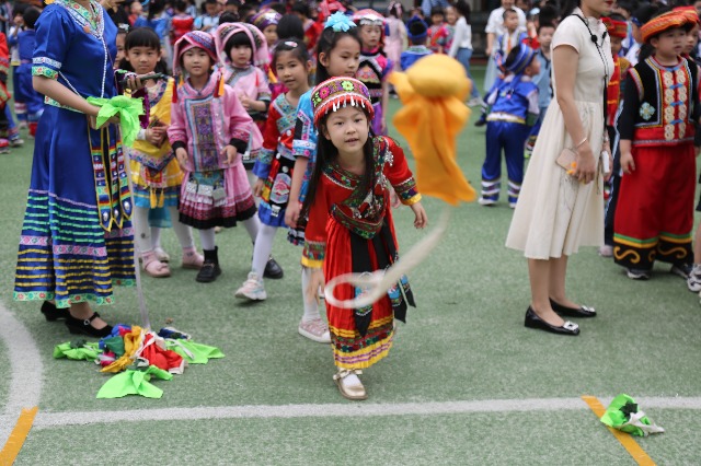 南寧市星湖小學(xué)一、二年級的學(xué)生開展了壯族競技項(xiàng)目“背簍繡球”.JPG