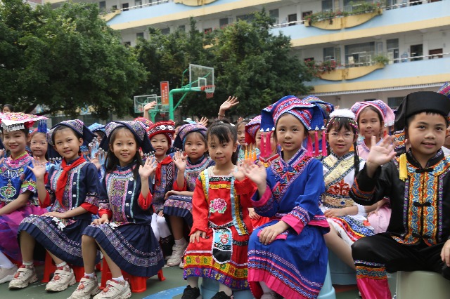 南寧市星湖小學(xué)的學(xué)生們穿上了鮮艷的民族服裝喜迎壯族“三月三”節(jié)日的到來.JPG