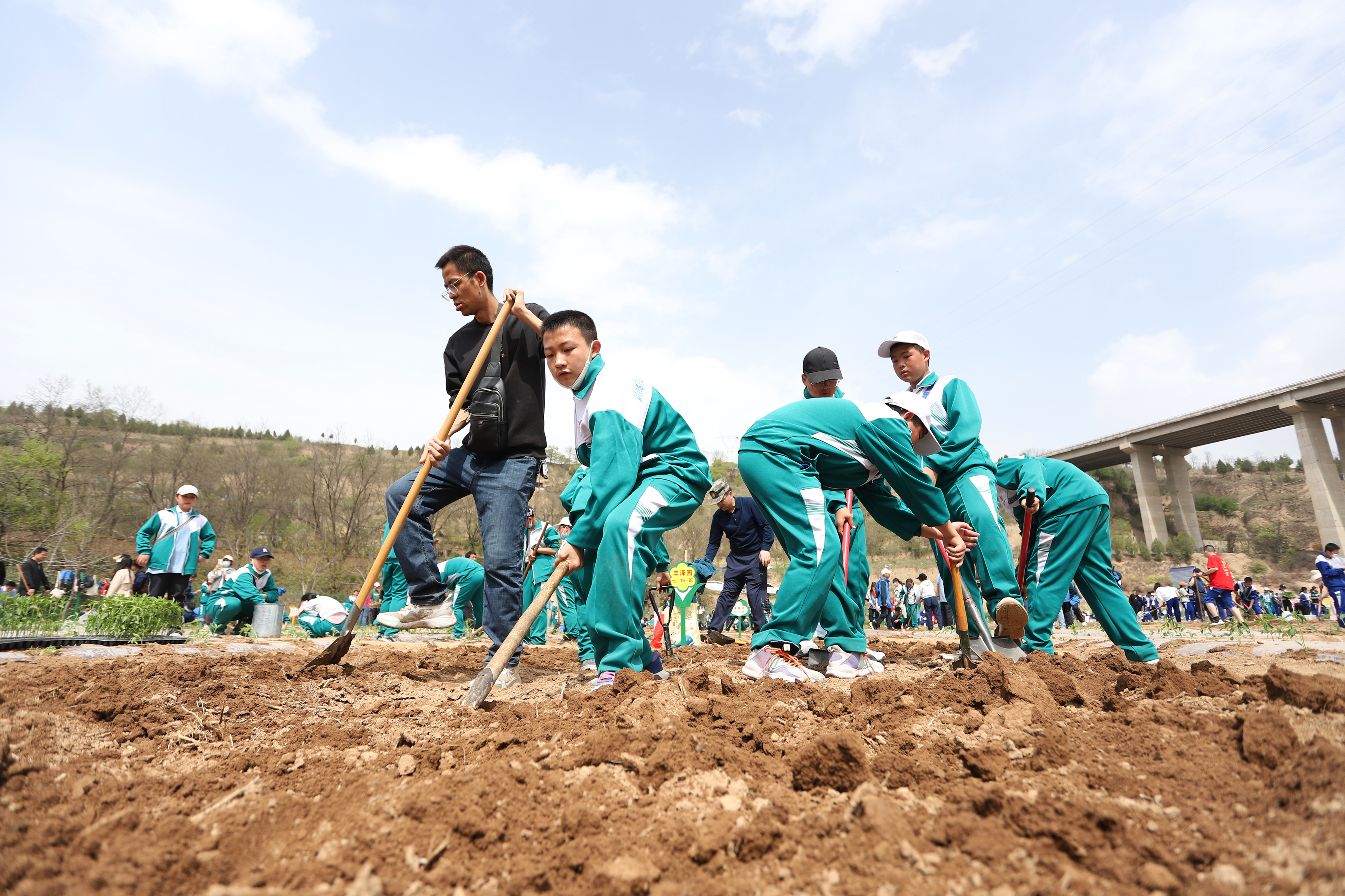 10——4月27日，在甘肅省平?jīng)鍪械谒闹袑W(xué)行知園學(xué)農(nóng)基地里，老師、家長和學(xué)生在翻地。.JPG