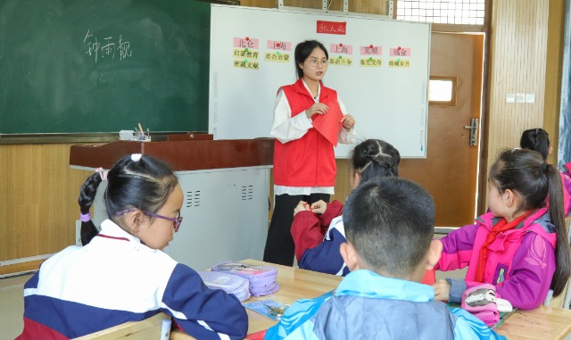 寧波衛(wèi)生職業(yè)技術學院“張人亞精神尋訪團”宣講團成員走進惠風書院宣講 學校供圖.jpg