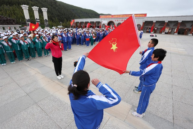 09——5月26日，甘肅省平?jīng)鍪嗅轻紖^(qū)西大街小學(xué)教育集團(tuán)在六盤山紅軍長征紀(jì)念館舉行少先隊(duì)員入隊(duì)儀式。.JPG