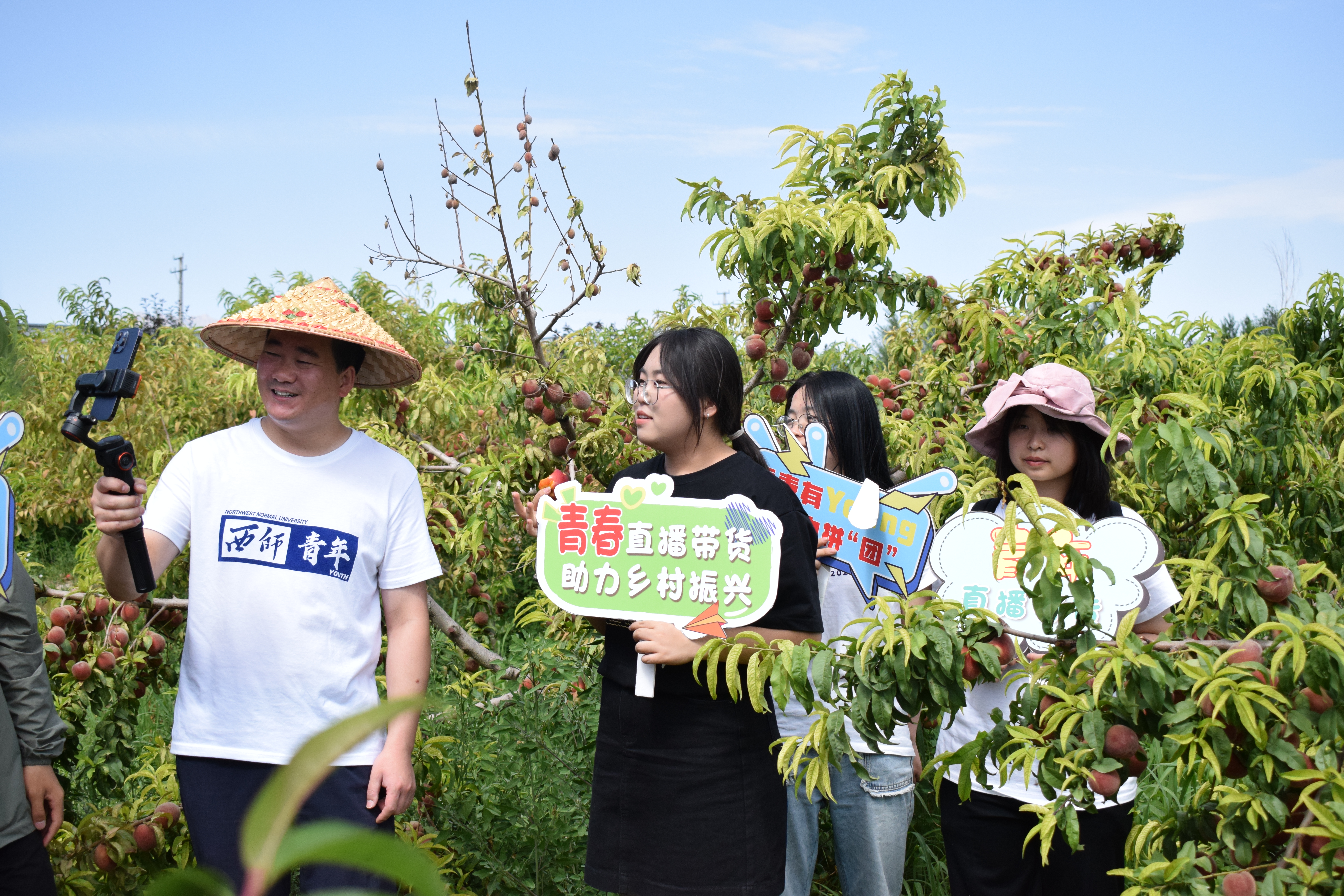 在臨澤縣，商學(xué)院“喵老師農(nóng)特文旅品牌提升路徑與矩陣融媒營(yíng)銷(xiāo)”實(shí)踐團(tuán)深入果園開(kāi)展直播帶貨.jpg