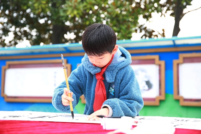 寧波奉化區(qū)學生在展示書法 奉化區(qū)教育局供圖.JPG