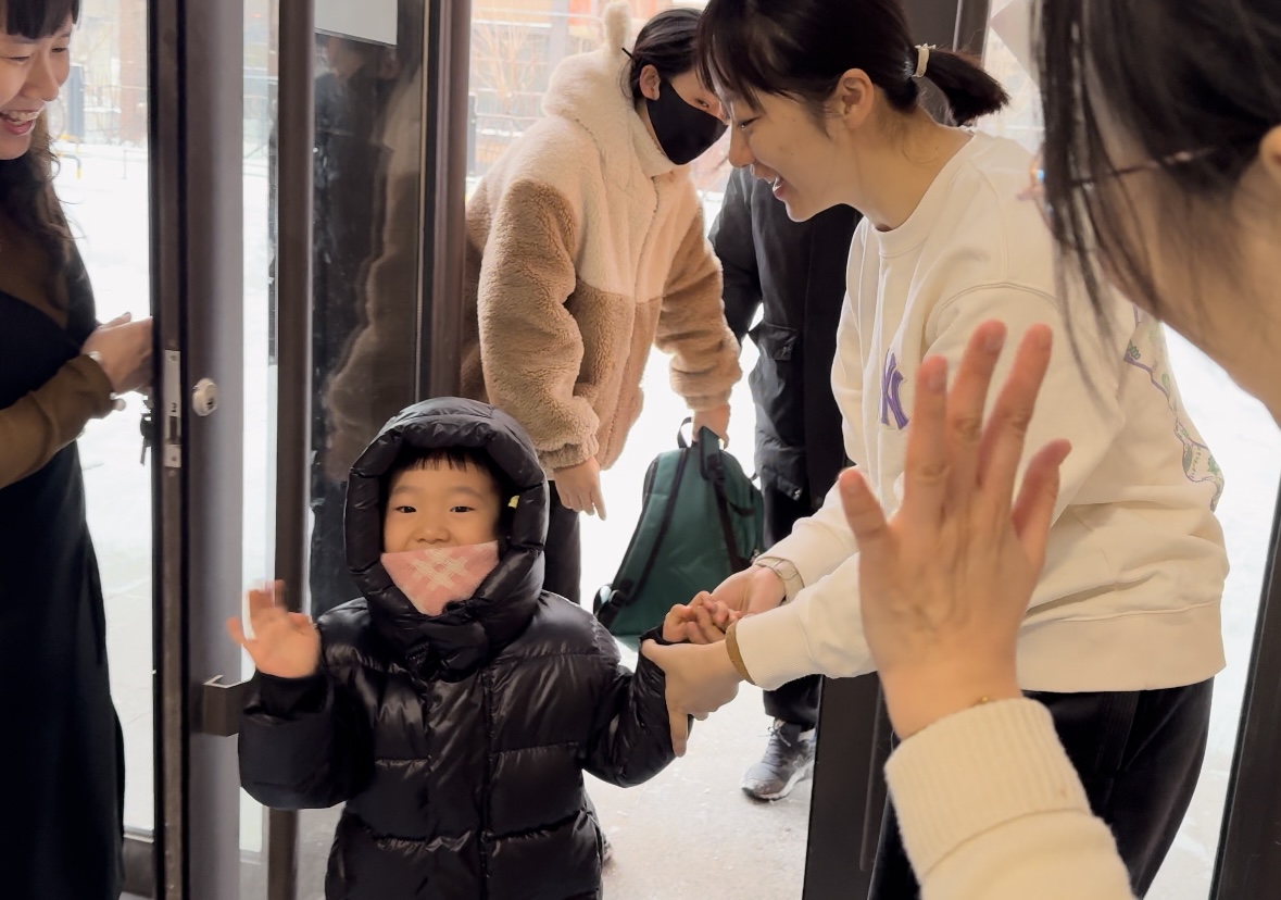 綠園區(qū)第三實驗幼兒園  早晨入園時，孩子開心地和老師打招呼（綠園區(qū)教育局供圖）.jpg