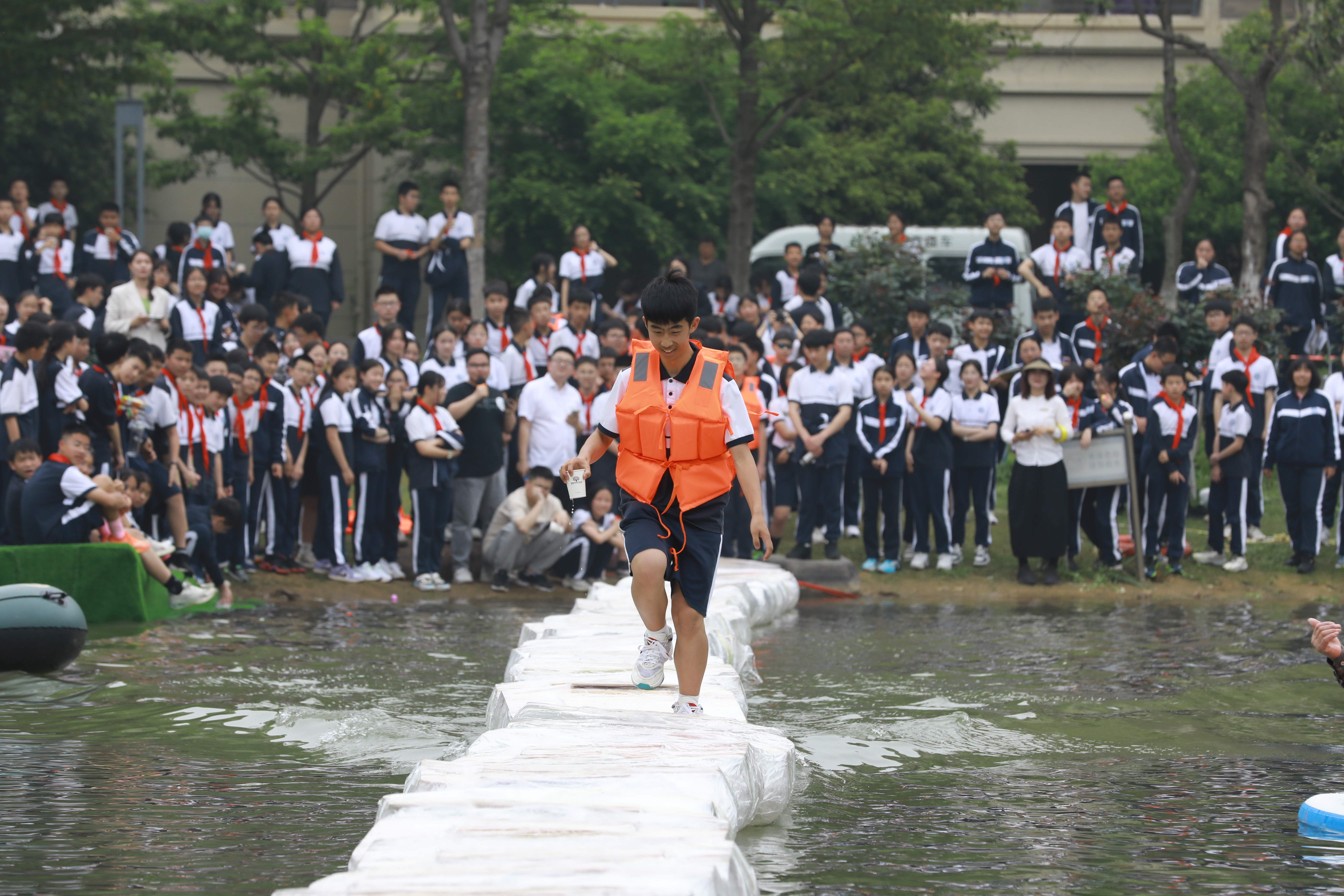 學生走在由塑料裝置搭建的長橋上。學校供圖.jpg