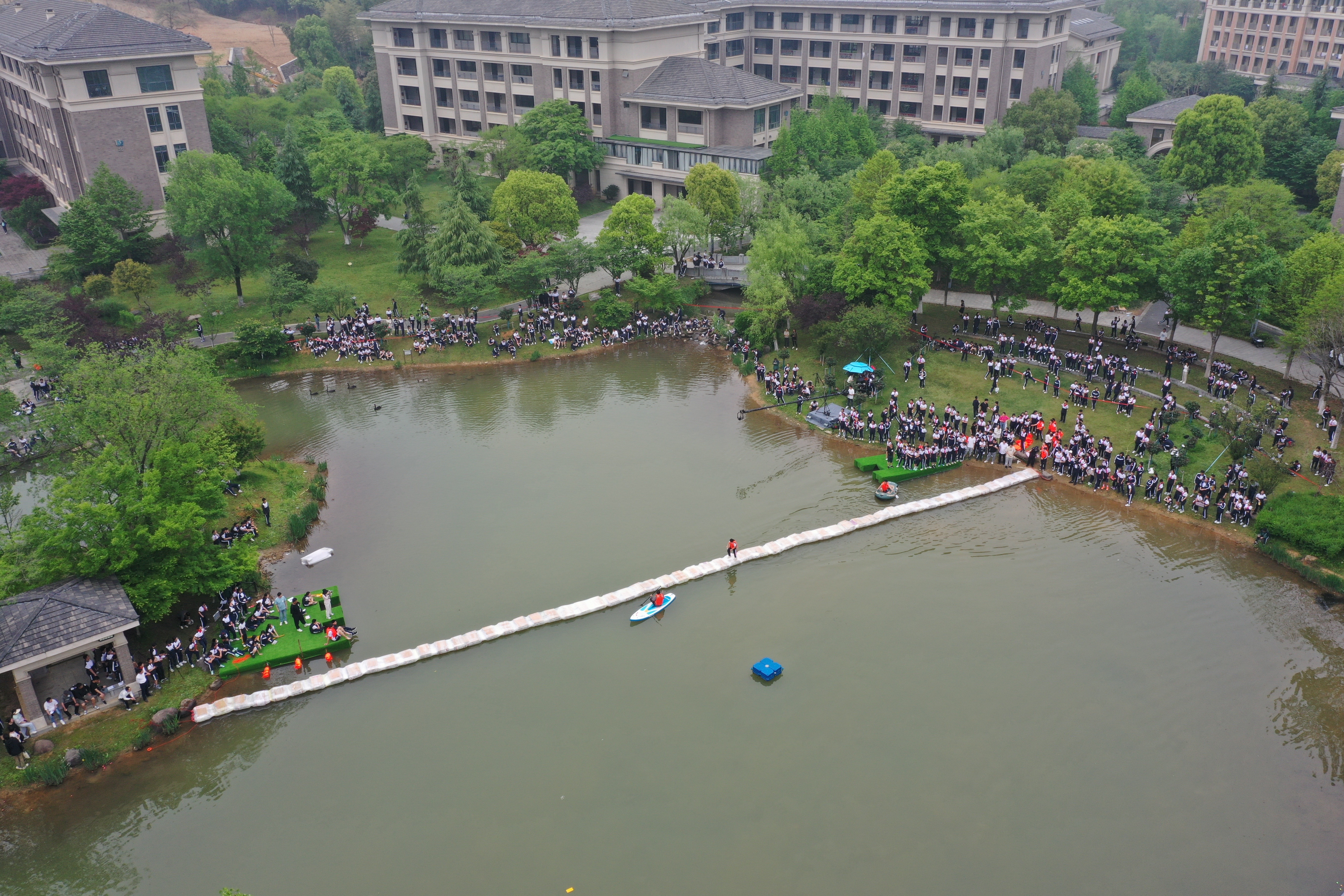 七年級學生自制浮橋。學校供圖.jpg