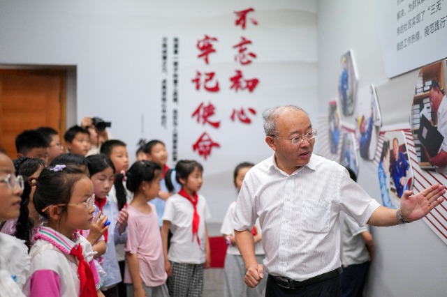 學(xué)生們與“時(shí)代楷?！卞X海軍互動(dòng) 慈溪市學(xué)生成長(zhǎng)指導(dǎo)中心供圖.jpg