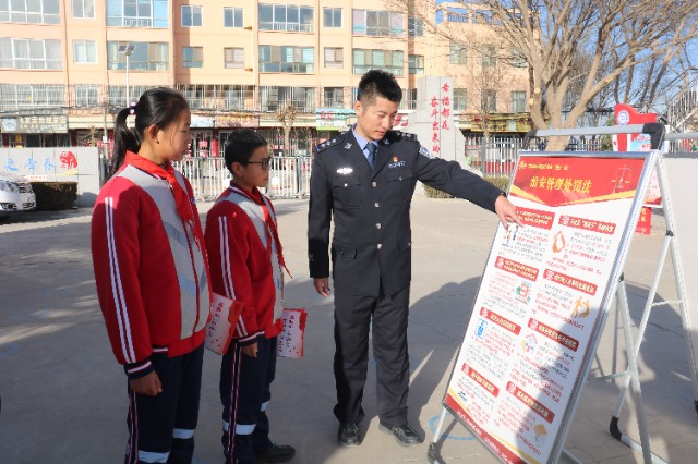 民警給孩子們宣講法律知識(shí).jpg